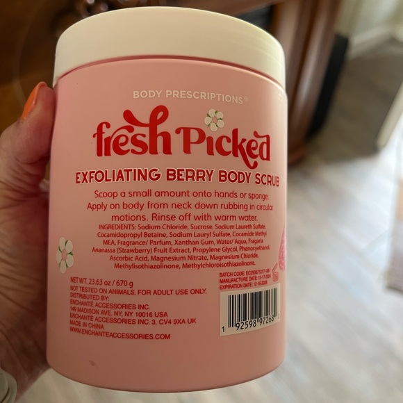 Fresh Picked Exfoliating Berry Body Scrub - Pink - Picture 3 of 3